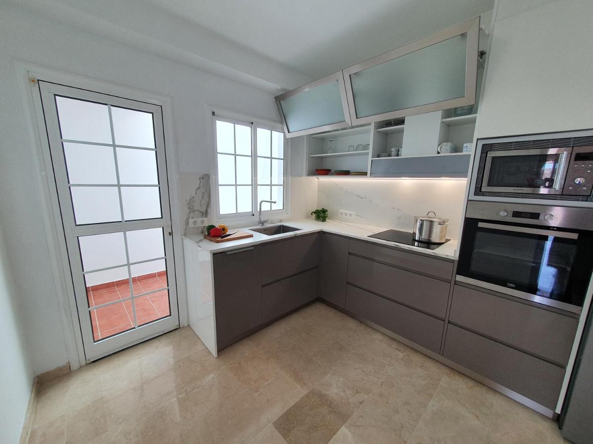 Modern Family Home Above Swimming Pool Пуерто Рико Екстериор снимка